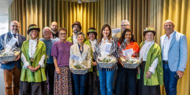 Overhandiging eerste asperges - groepsfoto met deputatie