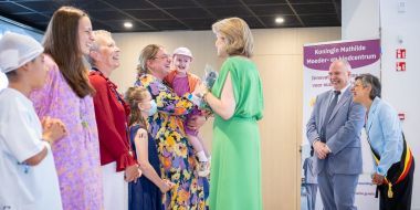 H.M. Koningin Mathilde in gesprek met enkele patiëntjes