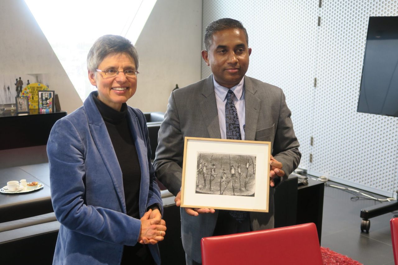 Ontvangst ambassadeur Weerasena - Sri Lanka - overhandiging geschenk